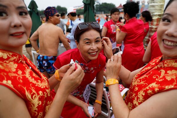 赤 コンテストビキニ 中国、年金生活を送る女性400人以上がビキニコンテストに出場