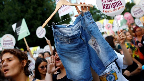 イスタンブールで女性たちが伝統的な衣装の着用に抗議 - Sputnik 日本