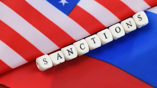 Надпись санкции, сложенная из кубиков между флагами США и России - Sputnik 日本