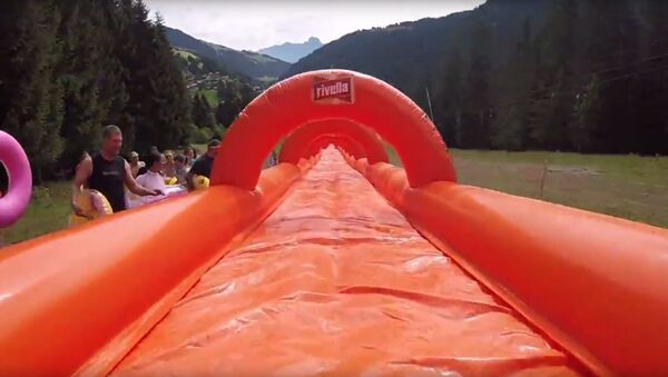 欧州一長いウォータースライダーがスイスの谷に設置【動画】 - Sputnik 日本