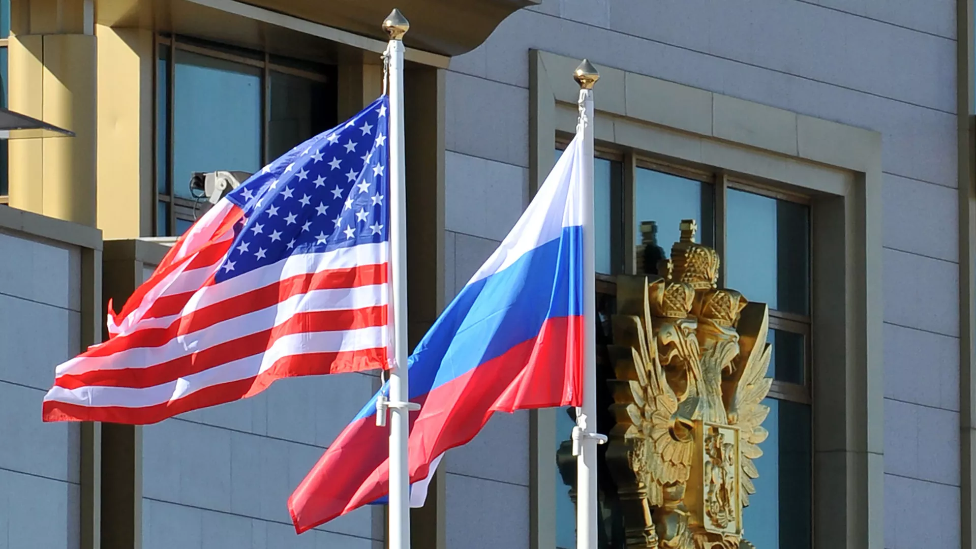 米国とロシアの旗