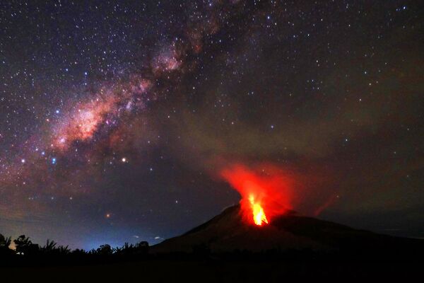 シナブン山の噴火　インドネシアで - Sputnik 日本
