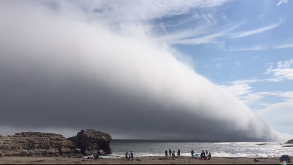 カリフォルニア　奇妙な巨大雲が世紀末を想起【動画】 - Sputnik 日本
