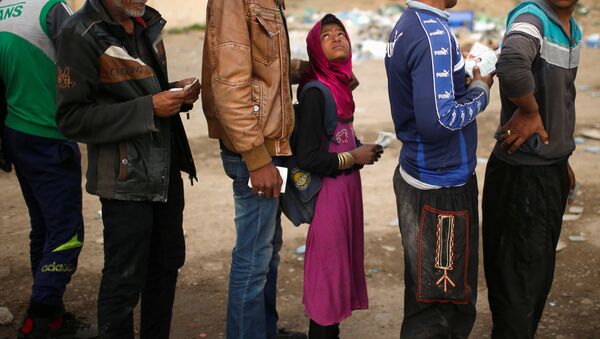 Иракские беженцы в очереди за продуктами в Мосуле  - Sputnik 日本