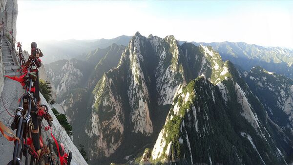 「死のトレイル」　中国黄山の過酷な崖を下りる映像が公開【動画】 - Sputnik 日本
