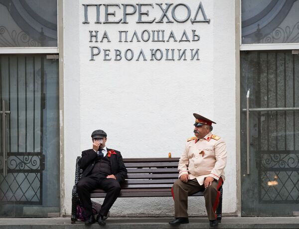 レーニンとスターリンに扮した俳優　モスクワ中心部のベンチで - Sputnik 日本
