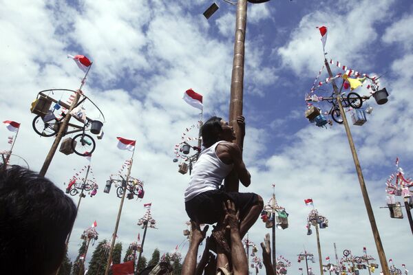 独立記念日のお祭りで賞品の自転車を狙い、棒に登ろうとする男性　インドネシア・バリ - Sputnik 日本