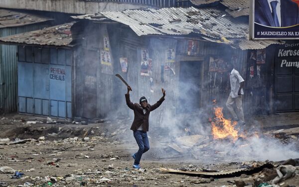 マチェーテを持った人　ケニア・ナイロビで起きた警察とデモ参加者の衝突で - Sputnik 日本