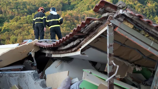 イタリアのイスキア島で地震　３兄弟を救出　１１歳兄が弟を救う　【動画】 - Sputnik 日本