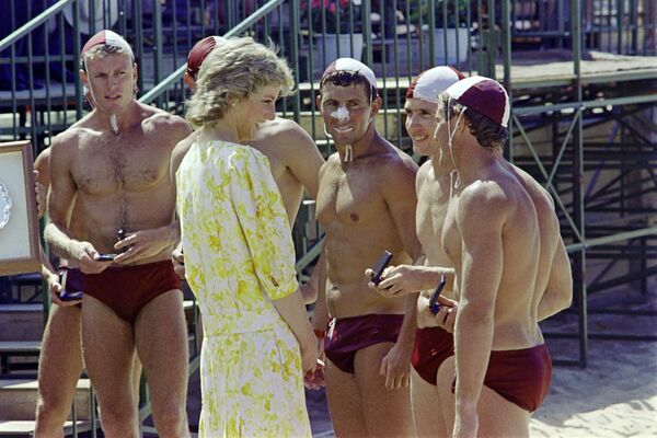 豪シドニー北部テリガル・ビーチの「ウェールズ公妃記念」試合で勝利したチームメンバーと談笑　１９８８年 - Sputnik 日本