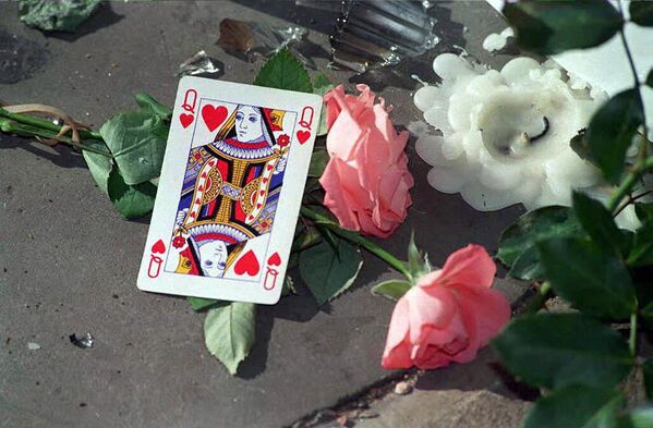 バッキンガム宮殿近くの献花場所に添えられたトランプ「ハートの女王」　１９９７年ロンドン - Sputnik 日本