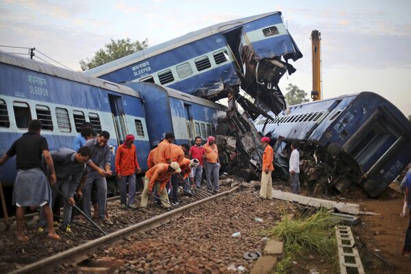 インド、ハトリ近郊の列車脱線事故現場の作業員 - Sputnik 日本