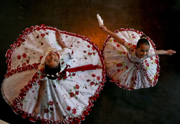 「トダンスジェンダーの子どもの日」を前に、チリの伝統舞踊衣装を身につけて踊るトランスジェンターの女の子たち。チリ、サンティアゴ - Sputnik 日本