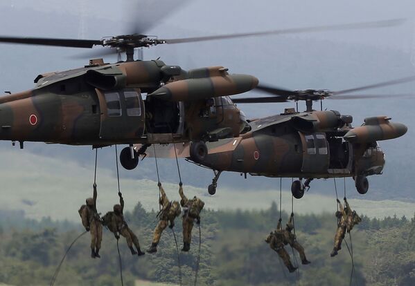 富士山の麓の御殿場市で行われた恒例の演習で、ヘリコプターUH-60 Black Hawkから上陸作戦を遂行する日本の陸上自衛隊員 - Sputnik 日本