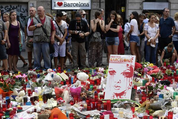 歩行者に自動車が突っ込んだ事件現場に追悼のために訪れた人々。スペイン、バルセロナ - Sputnik 日本