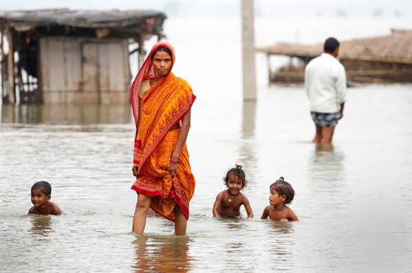 冠水したモティハリ村の女性。インド、バヒール州 - Sputnik 日本