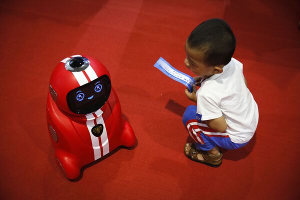 北京で開催された世界ロボット会議で自己学習型ロボットを眺める子ども - Sputnik 日本