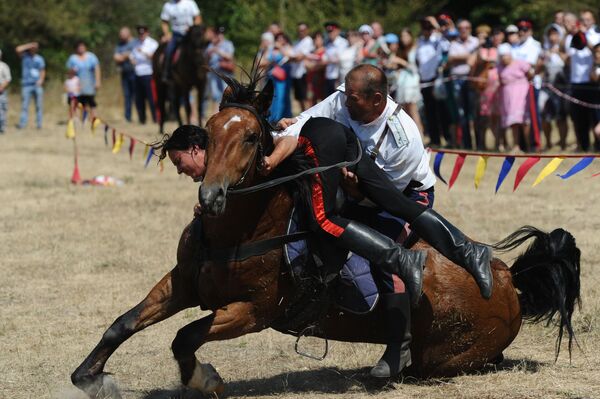 ロストフ州で行われたコサック・フェスティバルでのコサック共同体「ドン・コサック軍」の騎馬隊の演技 - Sputnik 日本
