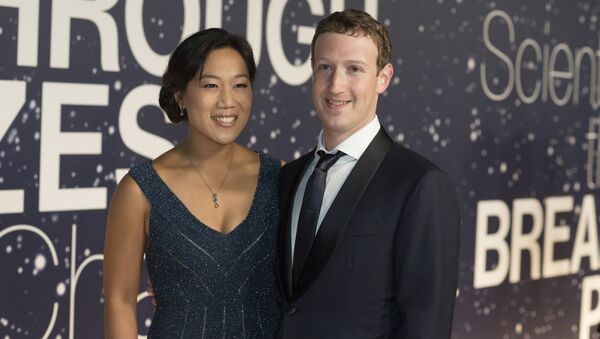  Priscilla Chan and Mark Zuckerberg arrive at the 2nd Annual Breakthrough Prize Award Ceremony at the NASA Ames Research Center in Mountain View, Calif. - Sputnik 日本