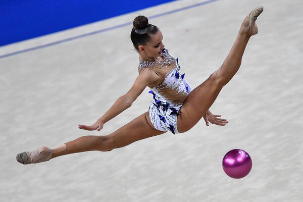 ロシアの新体操選手ディナ・アベリナ　イタリアのペーザロで行われた新体操の世界選手権の決勝で - Sputnik 日本
