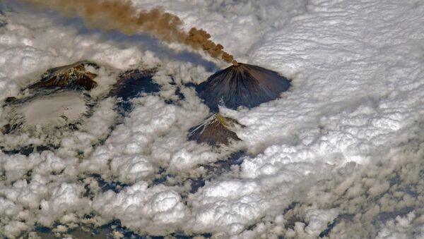 カムチャツカ　２つの火山が噴煙を噴き上げる - Sputnik 日本