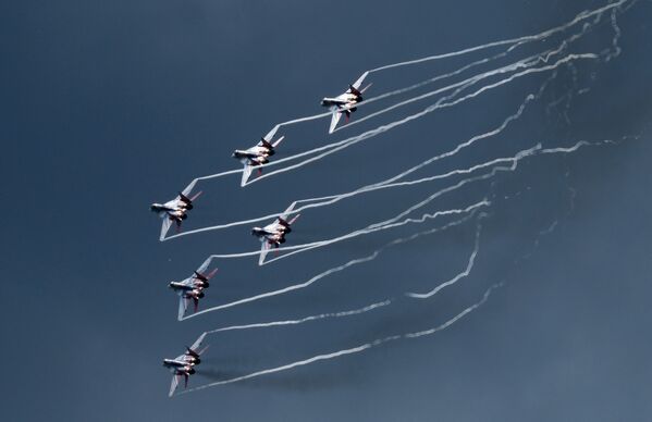 国際軍事技術フォーラム「アーミー２０１７」（アルミヤ、ARMY２０１７）で、ミグ２９戦闘機に乗ったロシア空軍の展示飛行チーム「ストリージ」のパフォーマンス - Sputnik 日本