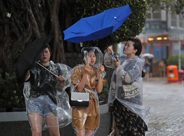 大型台風「パカー」（台風１４号）が香港を襲うなか傘をさす女性ら - Sputnik 日本