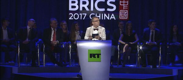 国営テレビ「RT」の司会者ペーター・ラヴェル氏 国営テレビ「RT」の司会者ペーター・ラヴェル氏 - Sputnik 日本