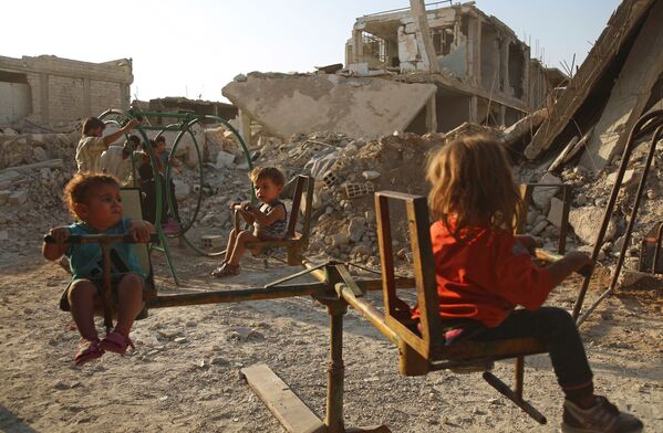 シリアのドゥーマ市　破壊された町で子どもが遊ぶ - Sputnik 日本