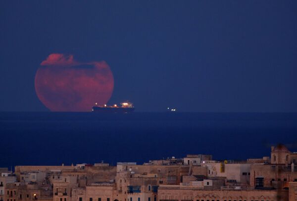 満月を背景にゆくタンカー　マルタのヴァレッタ市沿岸で - Sputnik 日本