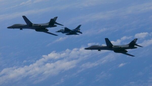 Un avión caza F-2, de la Fuerza Aérea de Japón, y los bombarderos estadounidenses B-1B Lancer - Sputnik 日本