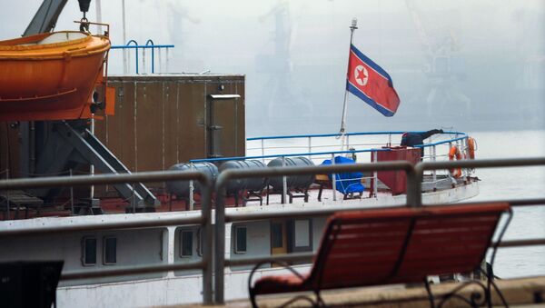 Флаг на корме северокорейского грузопассажирского судна Man Gyong Bong - Sputnik 日本