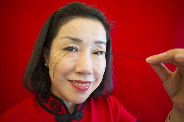 中国のユー・ジャンクシャさんはまつ毛の長さが世界一。左目のまつ毛の長さは１２．４センチに達する。 - Sputnik 日本