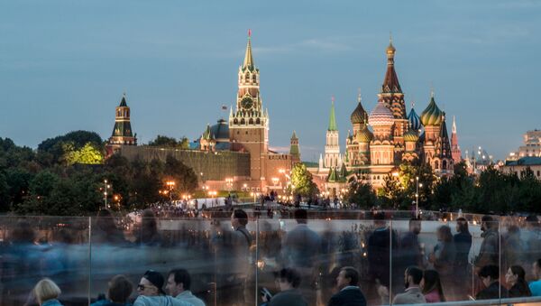 Посетители любуются видом на Кремль с территории природно-ландшафтного парка Зарядье в Москве - Sputnik 日本