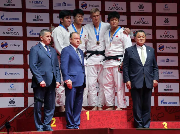 日露ジュニア交流大会表彰式にて。トルトネフ副首相(左)と山下氏(右) 日露ジュニア交流大会表彰式にて。トルトネフ副首相(左)と山下氏(右) - Sputnik 日本