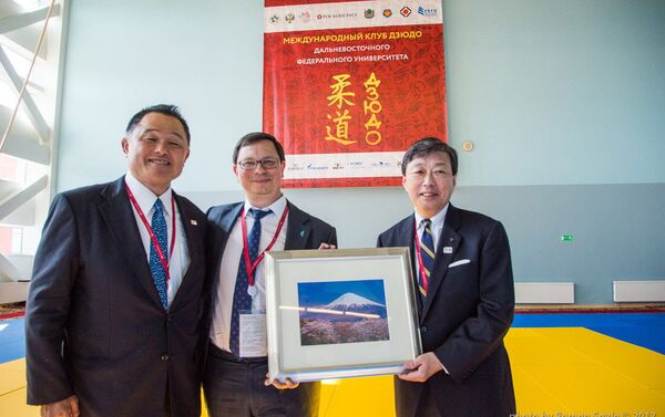 山田学長から富士山と桜の写真を贈呈 - Sputnik 日本