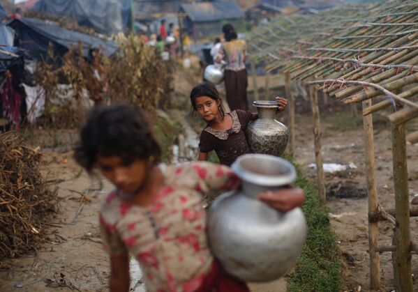 水差しを持つロヒンギャ難民の少女　バングラデシュ - Sputnik 日本
