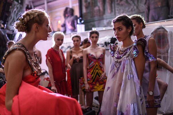 モスクワで開催された国際民俗フェスティバル「民俗アートフェスト2017」で、民族衣装ショーに出る直前のモデルたち - Sputnik 日本