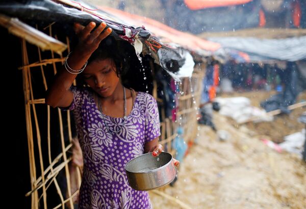 一時避難キャンプで雨水を集める難民ロヒンギャの女の子。バングラデシュ、コックスバザール市 - Sputnik 日本