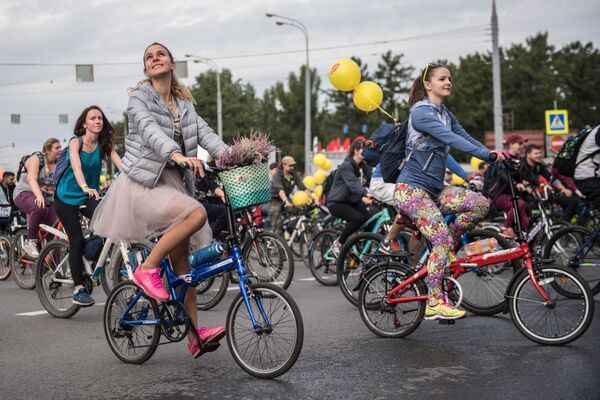 モスクワ川沿岸のモスクワレツカヤ・ナベレジナヤ通りで行われた秋のモスクワ自転車パレードの参加者たち - Sputnik 日本
