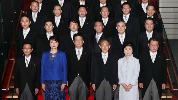 2017年8月7日、第3次安倍第3次改造内閣の副大臣辞令交付後の記念撮影 - Sputnik 日本