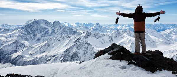 カバルダ・バルカル共和国のエルブルス山で標高4400メートルまで登った観光客 カバルダ・バルカル共和国のエルブルス山で標高4400メートルまで登った観光客 - Sputnik 日本