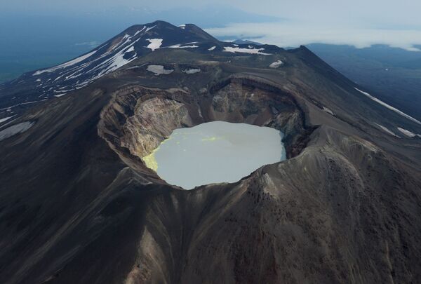カムチャッカにある小セミャチク火山のクレーター湖 - Sputnik 日本