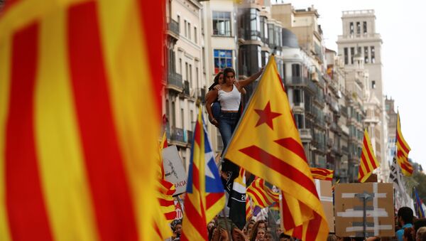 バルセロナで学生デモ　カタルーニャ自治州独立住民投票を要求【写真】 - Sputnik 日本