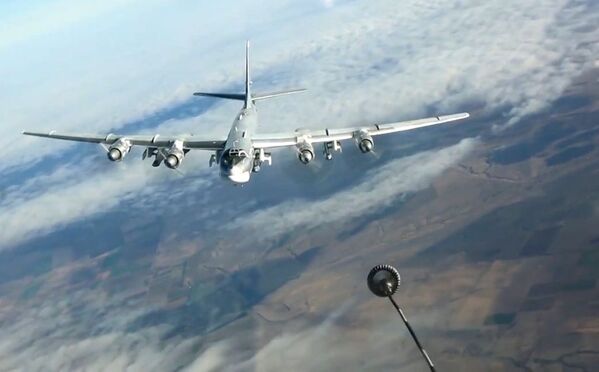 戦略ミサイル爆撃機Tu-95MSの空中給油 - Sputnik 日本