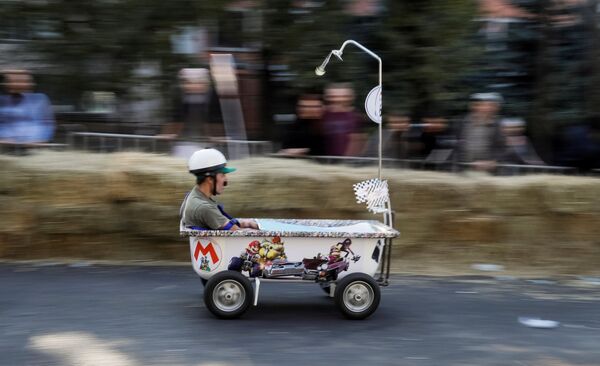 カザフスタン、アルマティのRed Bull Soapboxレースで自作マシンに乗る男性 - Sputnik 日本