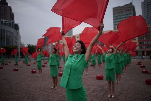 北朝鮮、平壌でプロパガンダ舞踊集団が国旗を翻す - Sputnik 日本