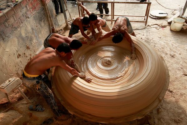 中国、景徳鎮市の工場で労働者が陶器の槽を作る - Sputnik 日本