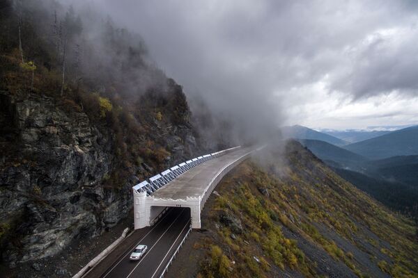 クラスノヤルスク地方、ブイバ峠の雪崩対策用の覆道 - Sputnik 日本