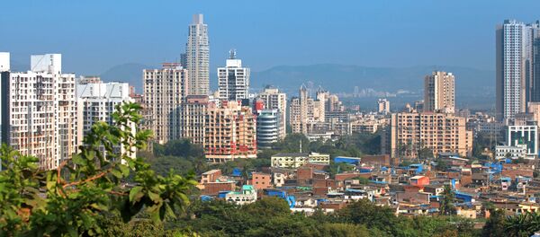 走り出した車両の下に子どもが落下　ムンバイで軍人による見事な救出 - Sputnik 日本